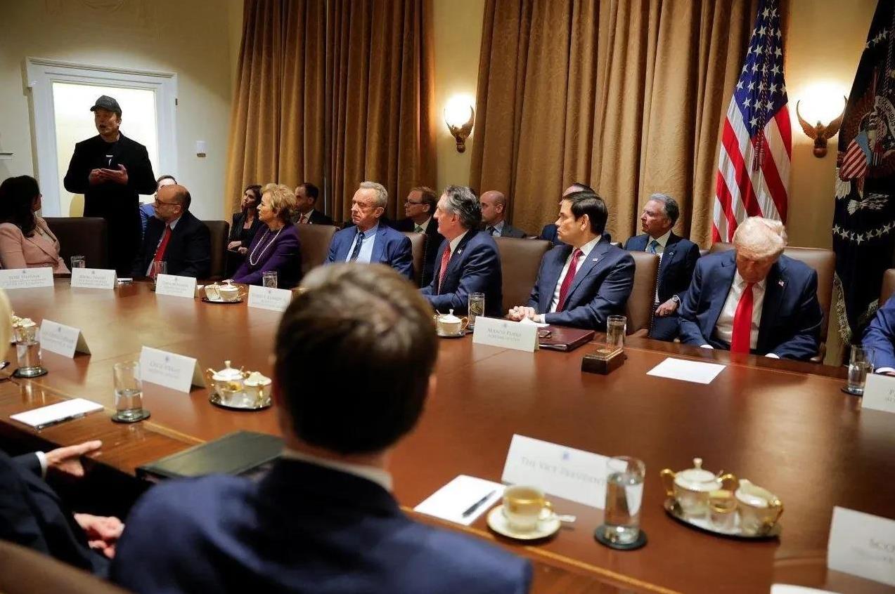 特朗普周三下午在白宫主持他上任以来的首次内阁会议，马斯克列席了会议。特朗普在会上