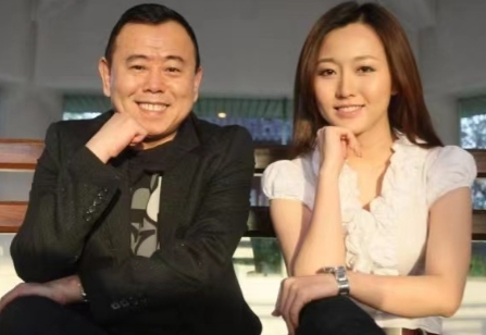当年，潘长江对着女儿潘阳大发脾气，说：“我上亿的身家，随便你怎么花都花不完，你现