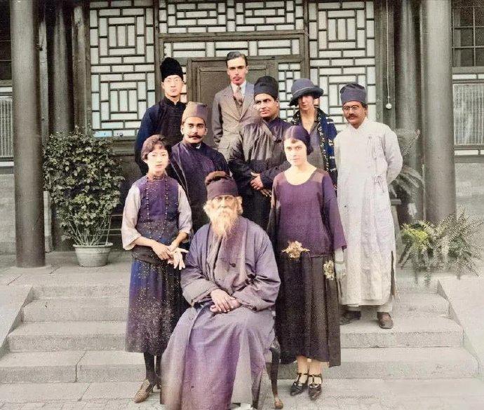 1924年，林徽因等人陪同泰戈尔在家门口合影 。那时候林徽因的颜值在现在吊打多少