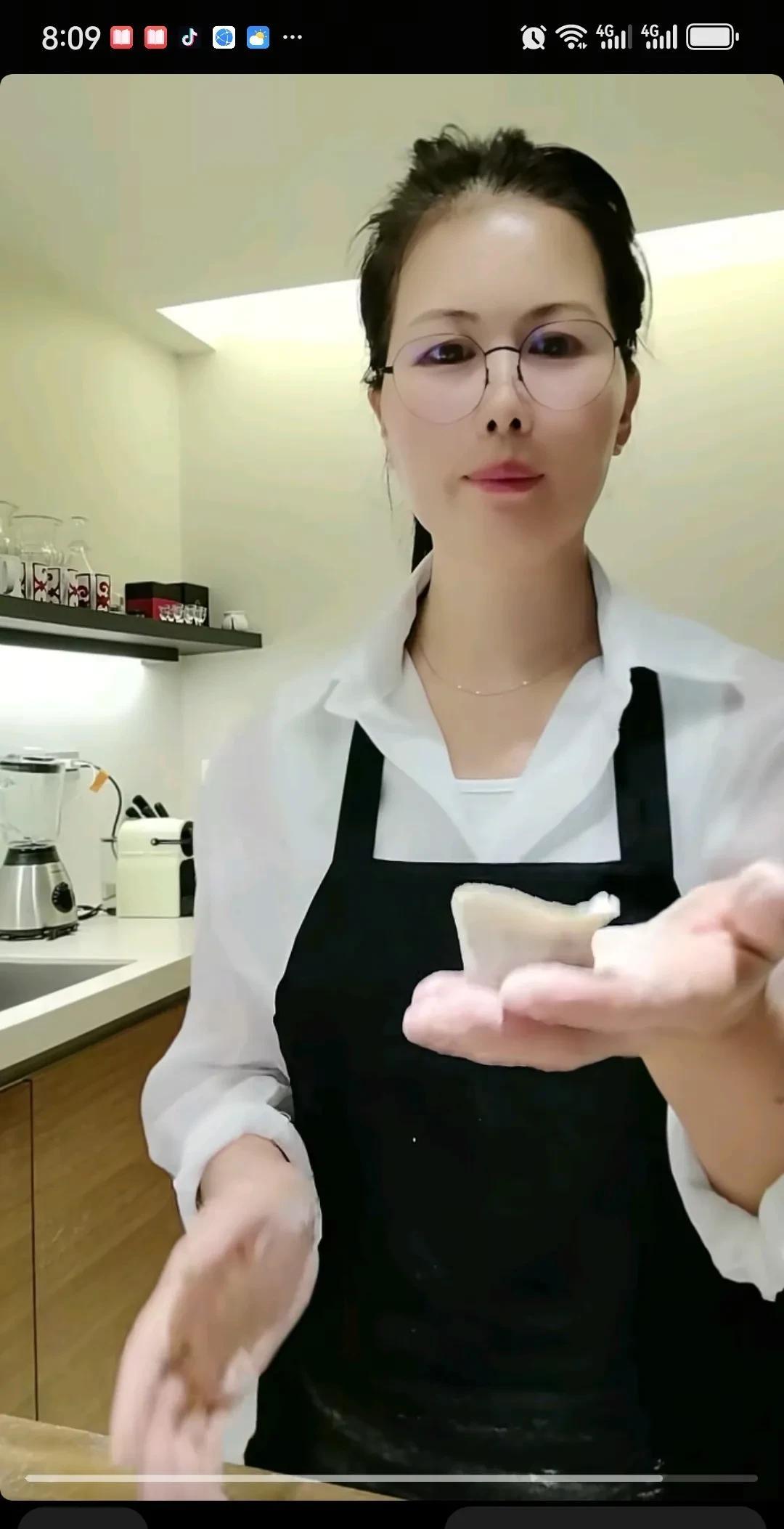 小杨阿姨，又包饺子给小玥儿吃啦。
8月27日傍晚，人在湾湾的小杨阿姨，发布最新视