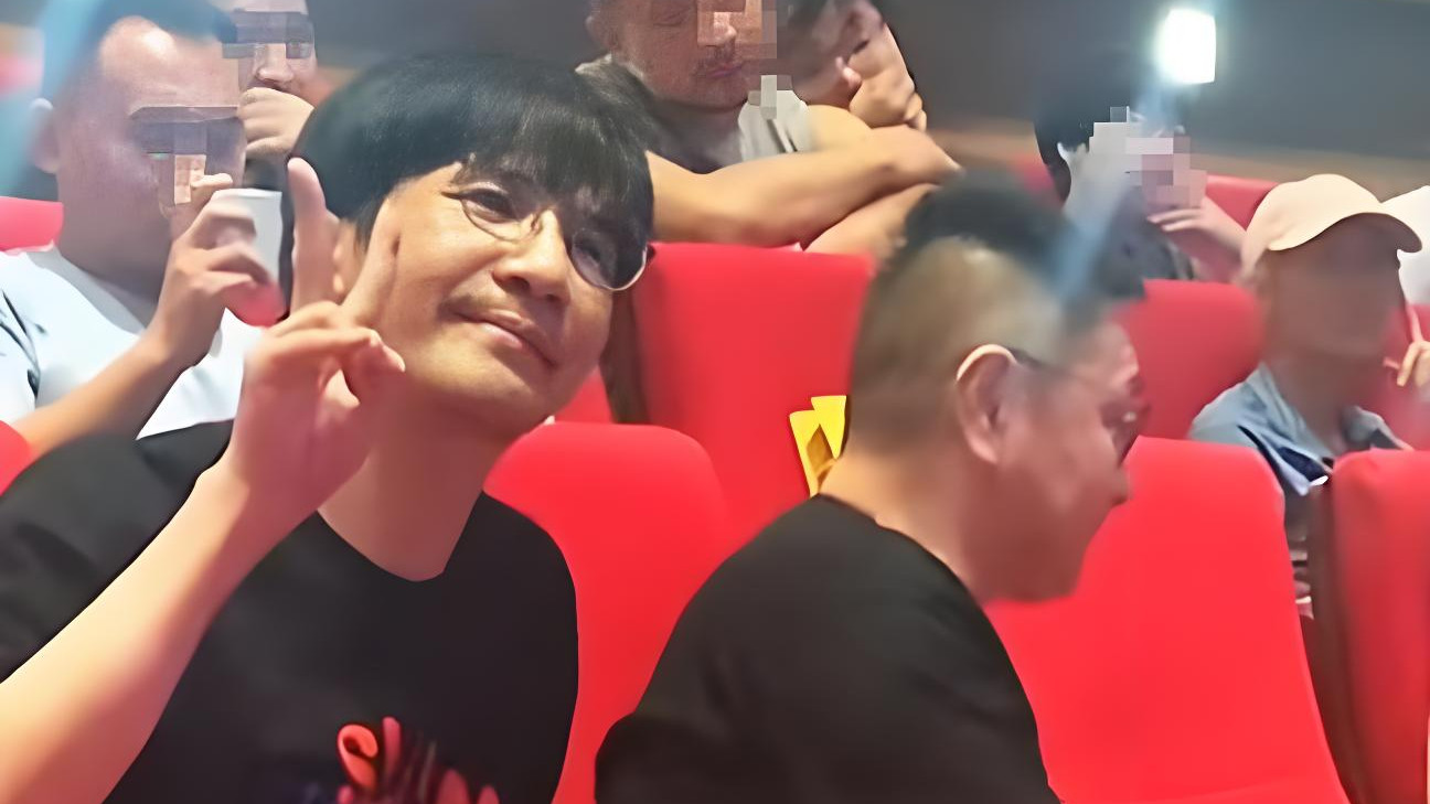 大张伟看脱口秀被拍！女团腿抢镜加上发量王者，42岁状态赢麻了！