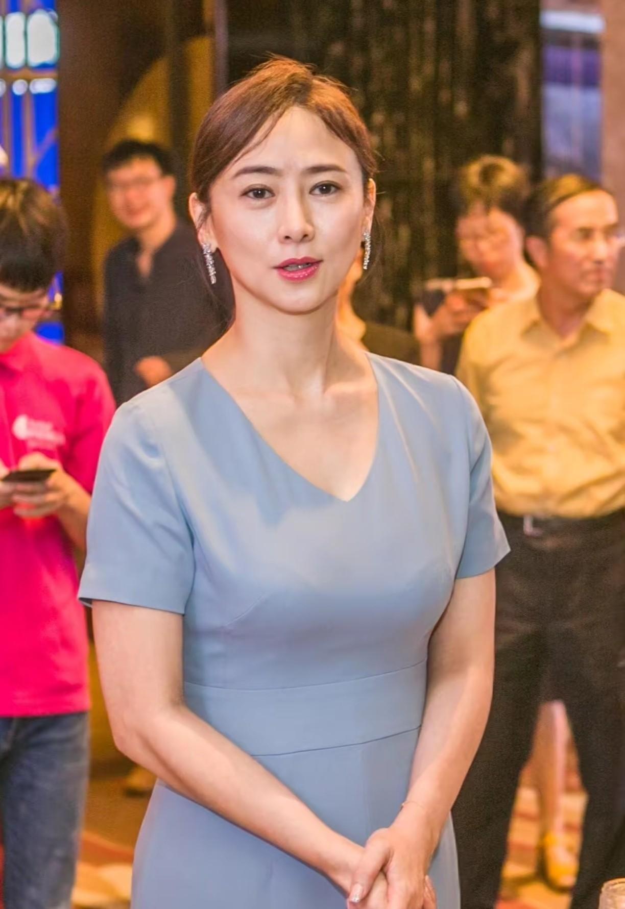 50多岁的大美女翁虹，依然风韵犹存，非常客观的印证了那句“岁月从来不败美人”。最