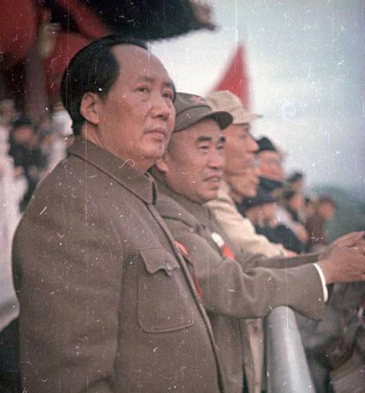 1949年10月1日，毛主席在天安门城楼上。