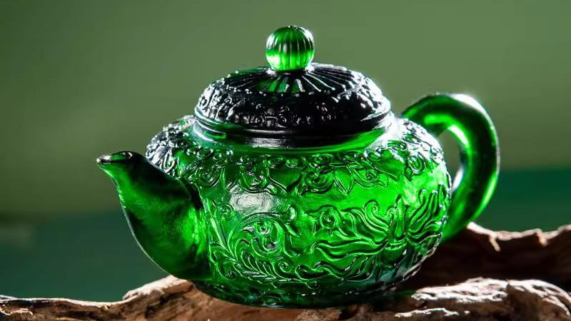 邂逅古法琉璃缠枝莲花琉璃壶，领略东方古韵之美