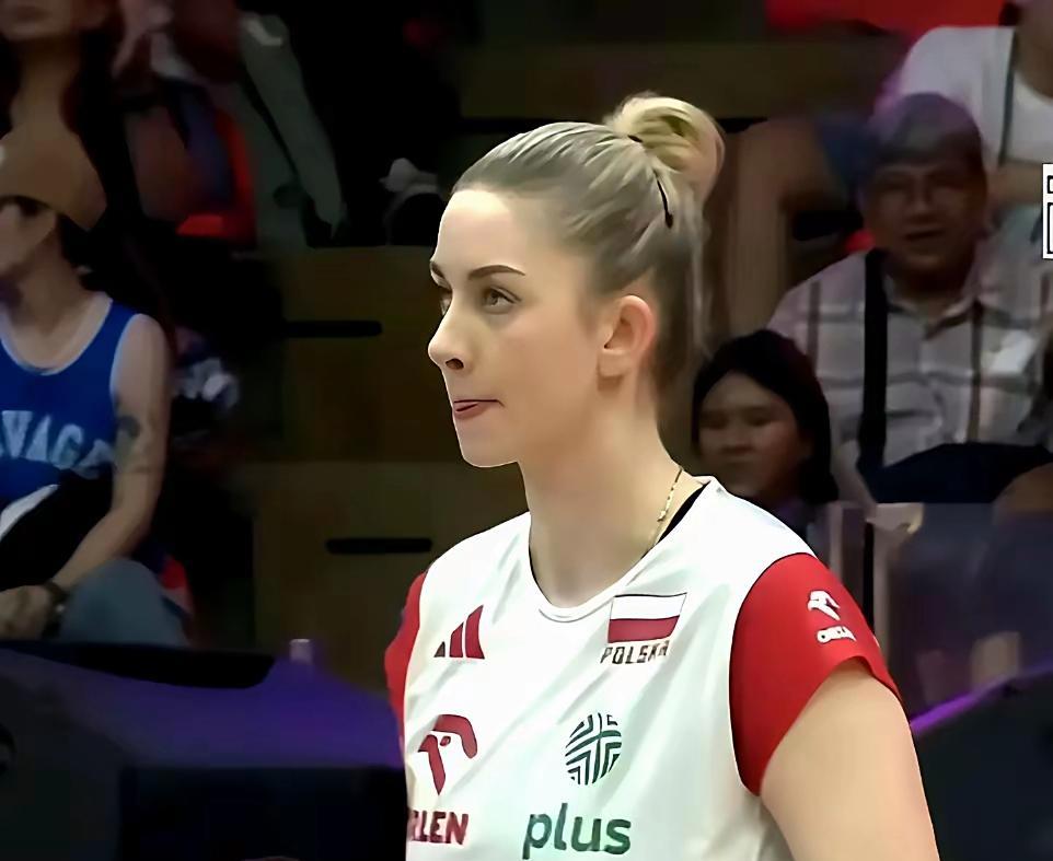 波兰女排的“三驾马车”！
1. 强力接应斯蒂夏克，2000年出生，身高达203c