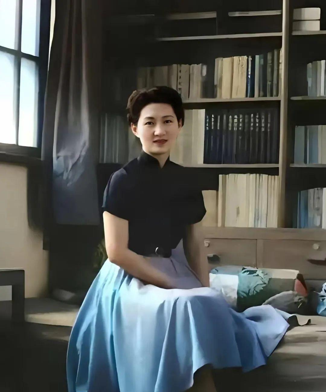 #老照片#
眼前身穿黑色短袖衫、蓝色长裙的这位淑女，就是张学良的妻子赵四小姐赵一