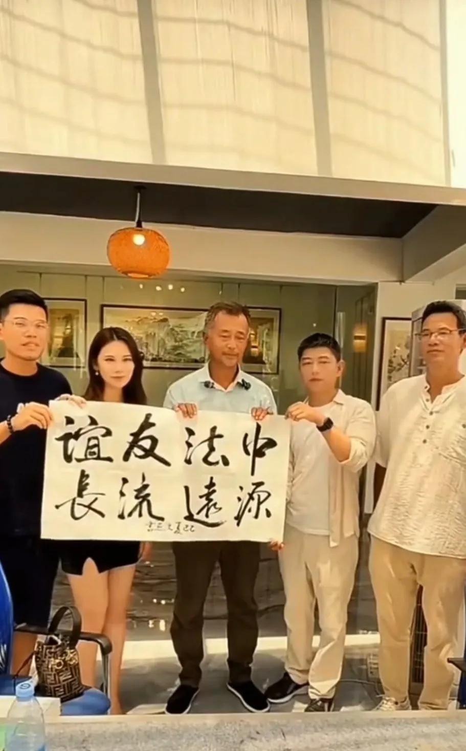 美女要带沈巍去法国，沈巍也很想去
但我看，应该没那么简单
感觉这女人怪怪的！！