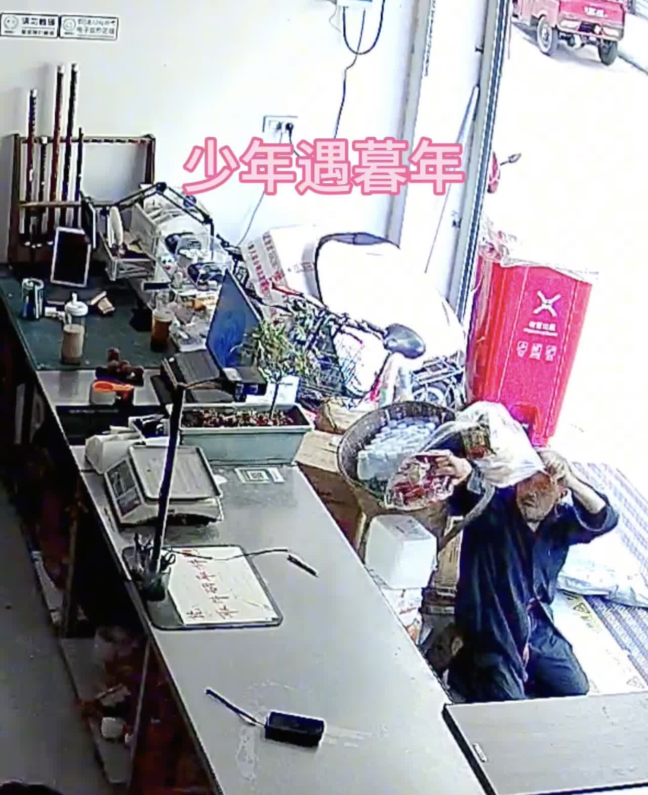 四川南充，老人在小店买完东西，将东西放进背篓，随后他便跪在地上，准备背起背篓离开