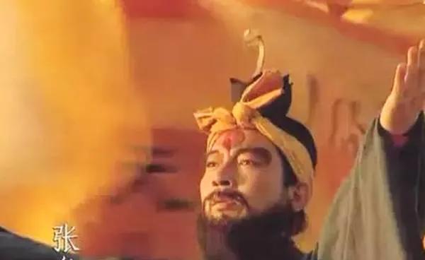张角手指天，说“苍天已死，黄天当立”的时候，底下几十万人举起双臂跟着喊，这不是一
