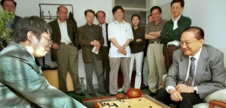 1983年，金庸设家宴款待聂卫平。保姆上了15只大闸蟹，聂卫平狼吞虎咽吃了13只