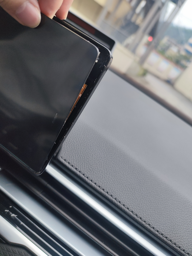 太不像话辽
有没有兄弟跟我一样四代帝豪屏幕坏了掉出来了。刚过质保没有多久就坏了，