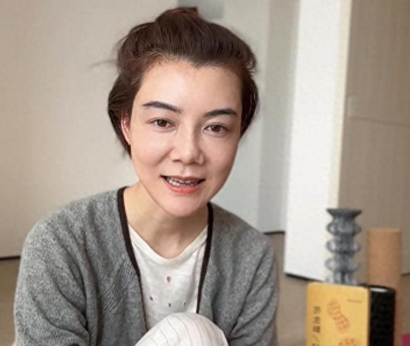 天呐！曾经美得清新脱俗的车晓，咋在市集上素颜亮相，模样变得让人差点认不出？太惊人