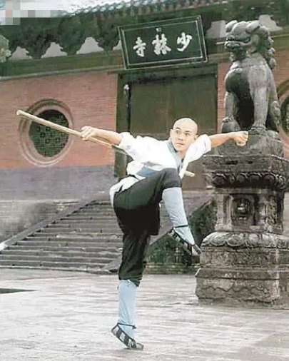 李连杰早期在接受采访时说，其实真的去少林寺的时候破坏的蛮厉害的，到处破破烂烂的，
