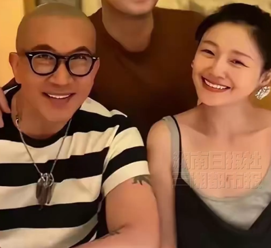 具俊晔七夕带着大S爱吃的早餐陪她，今天带的是面包和黑咖啡
女星大S（徐熙媛）今年