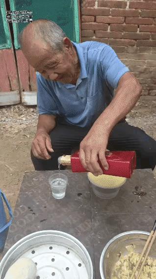 到了大爷这个年纪，
要想真正把酒戒了，
很难很难，
不喝酒的人是无法理解其中滋味