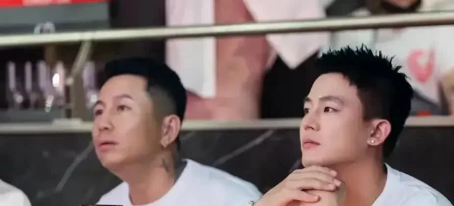 成都酒店吧台偶遇欧豪！白T短发配腕表 颜值高到网友直呼“超标”