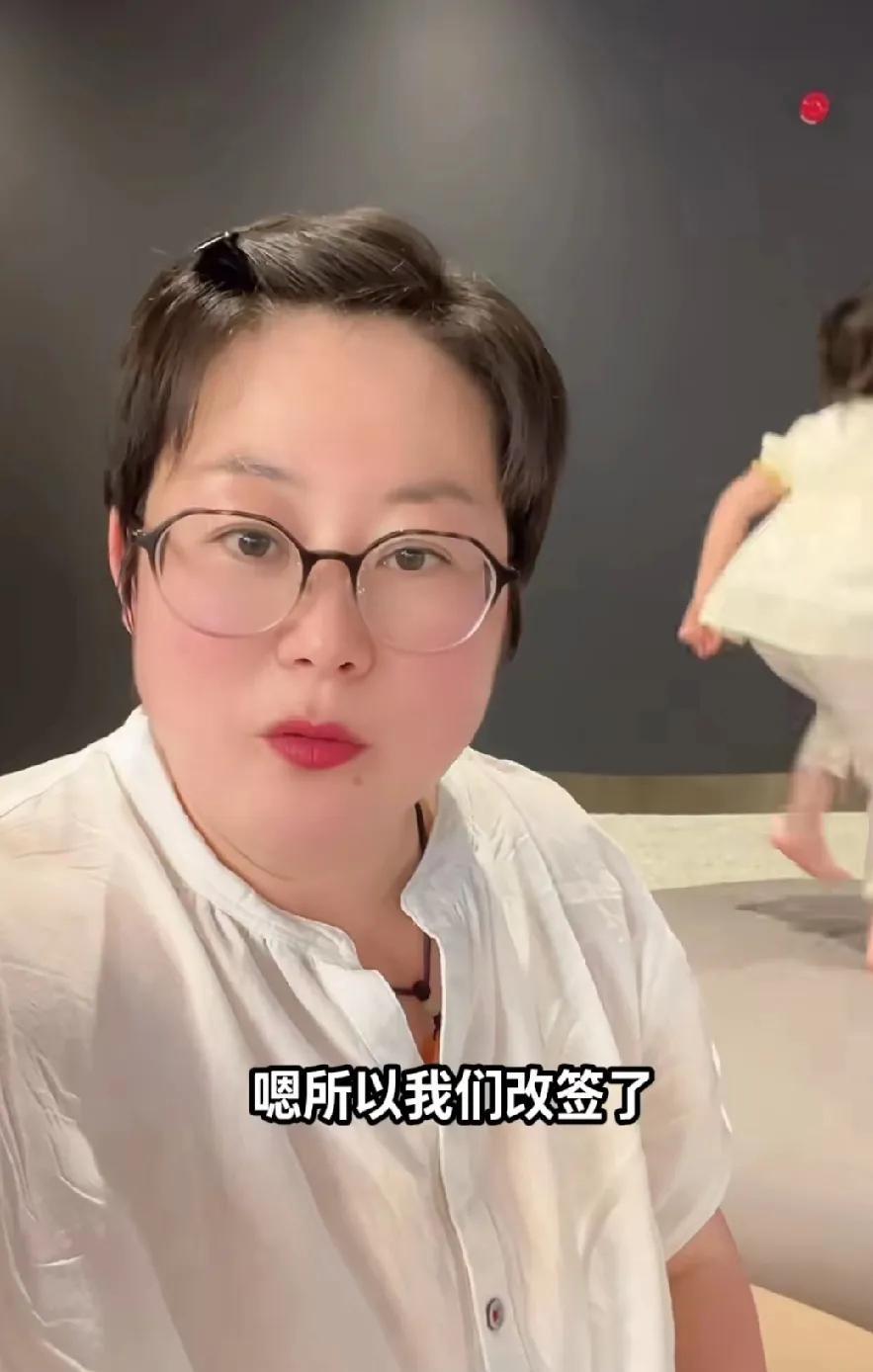 玉酱家里出大事儿了，匆忙赶回国，却被网友批评没人味……
玉酱最新的一个视频说自己