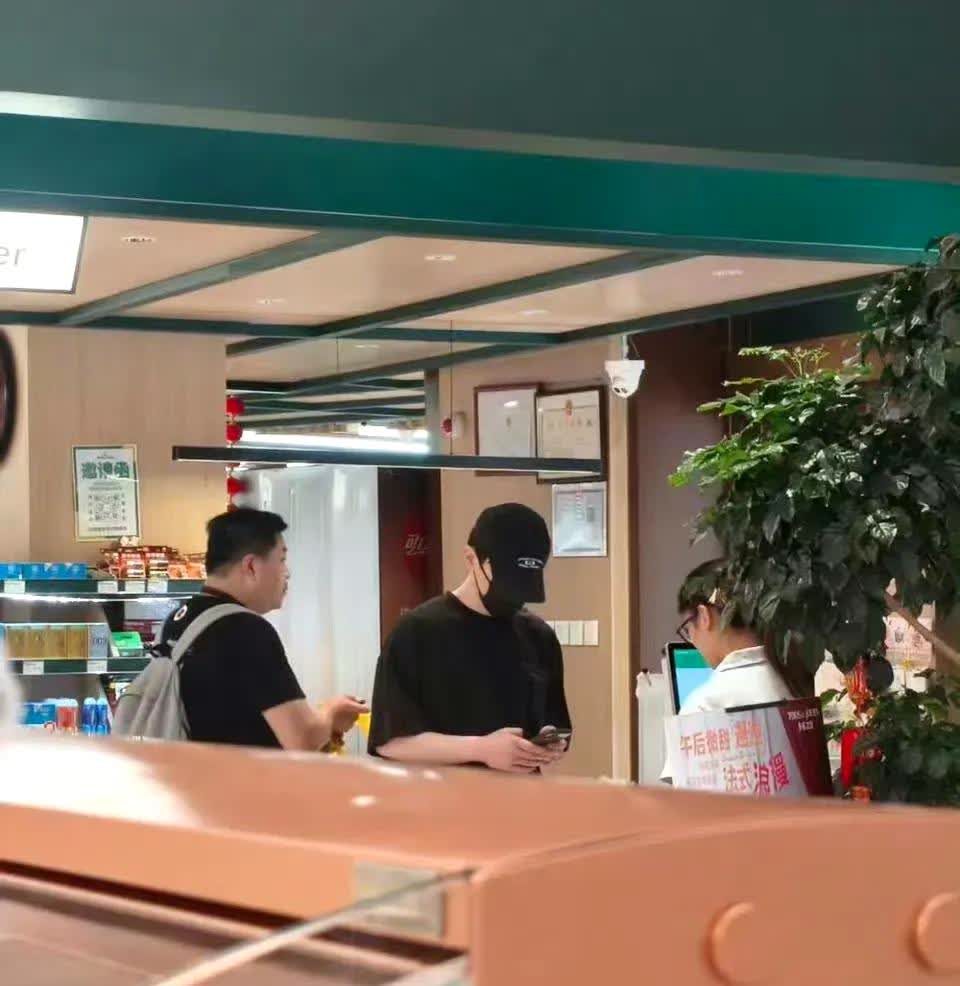 真是夜旅人邓伦，夜里十一点去买菜，真是夜猫子[大笑][心]