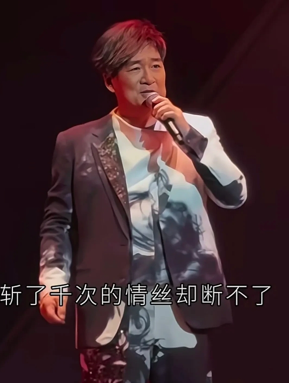 周华健的歌，总是有着一种独特的魔力。每当听到他的那首歌，思绪就不自觉地飘远。
