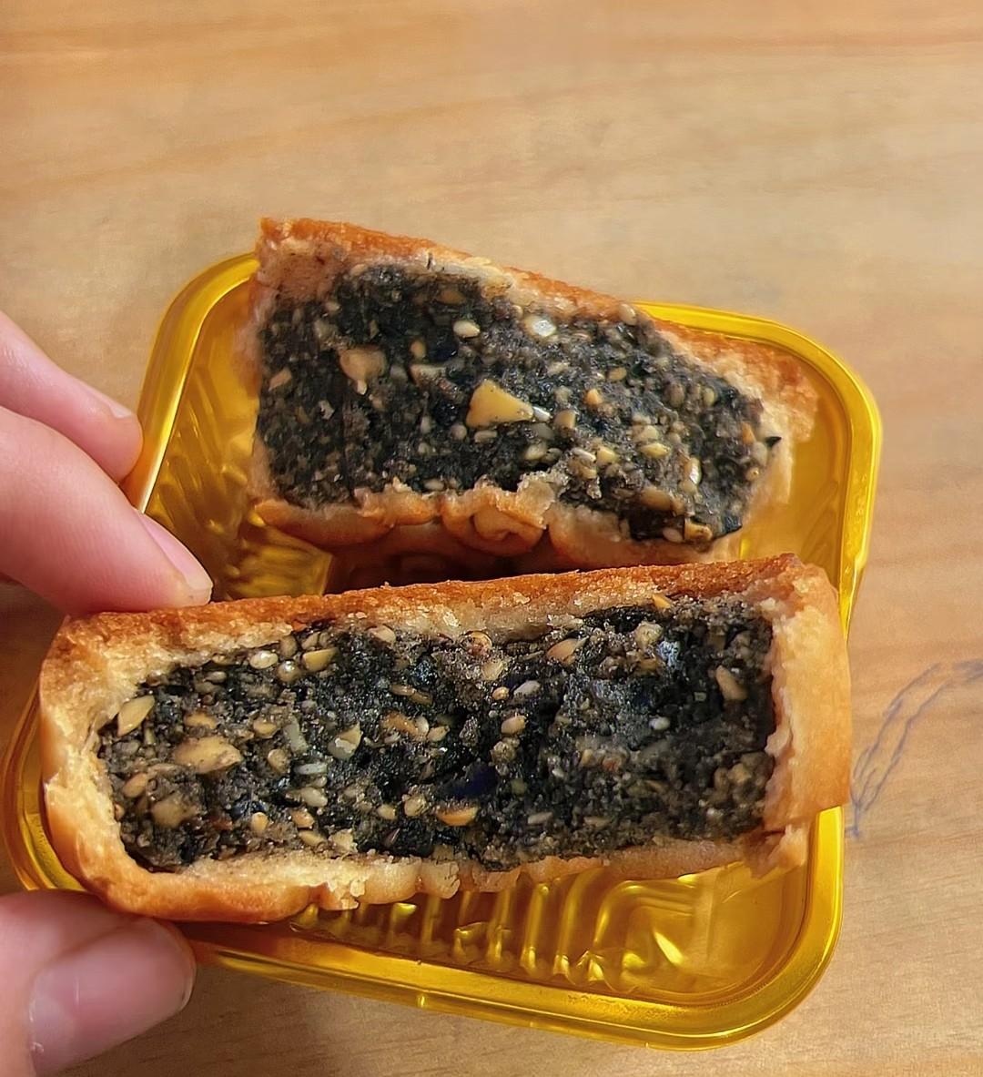 你们发现没有，
今年月饼不好卖了，
很多人也不吃月饼了，
不是不爱吃月饼，
而且