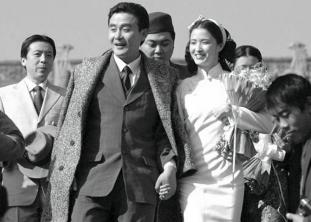 1945年，被关押6年的赵丹出狱，他满心欢喜的找到妻子后，却发现妻子挺着大肚子，