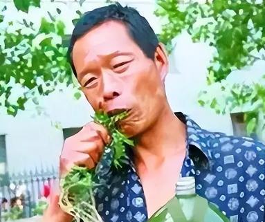 1976年，一重庆男子吃草上瘾，34年吃了40吨草，闻到肉味就想吐，每天就靠吃草