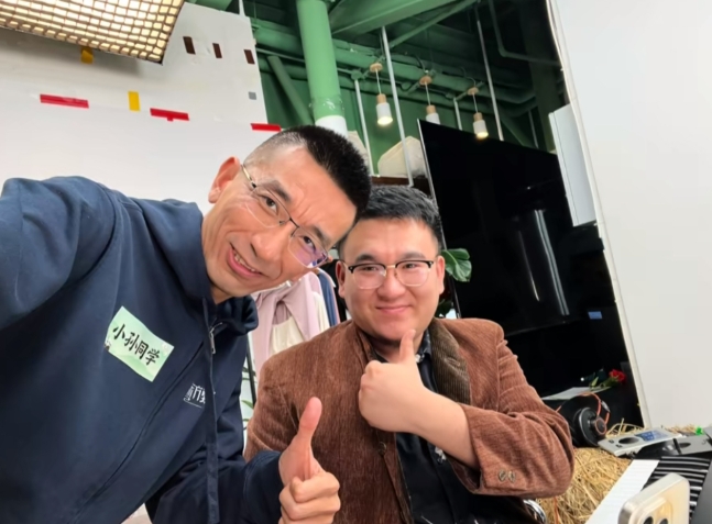 “暂别不是终点，而是乐章间的呼吸”东方甄选的钢琴手雪庭也离职了。之前还有朋友在直