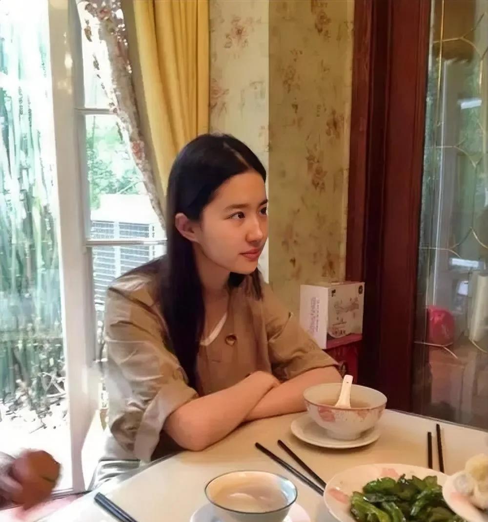 跟她在一个饭桌还用吃饭吗？