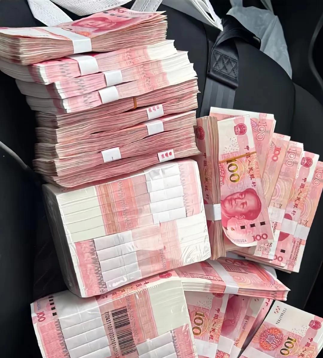 #好运什么时候降临# 
命里有钱
运为其一，风水其二，积德其三也。八字再好，不努