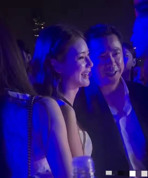 怪不得昨天的电影节活动马小梅提前三个小时发妆，
原来活动里来了很多重量级人物，