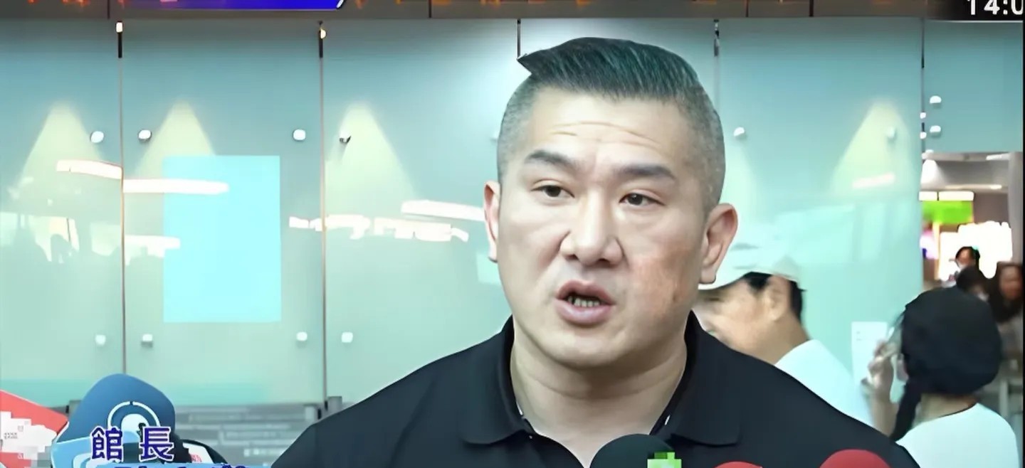 笑到肚子疼
网红馆长是会阴阳怪气的。
上海行里，湾湾网友向他提出了一些问题。
比