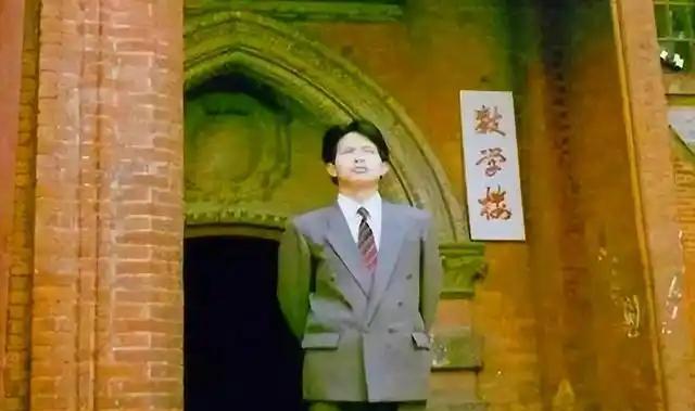 1999年，北大博士王永强携妻子移民美国，此后20年未曾回国与家人联系，其母亲病