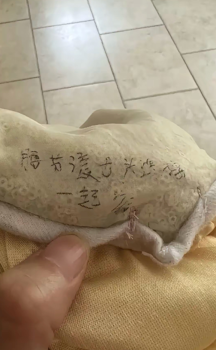 买衣服收到一定要检查
不然会后悔