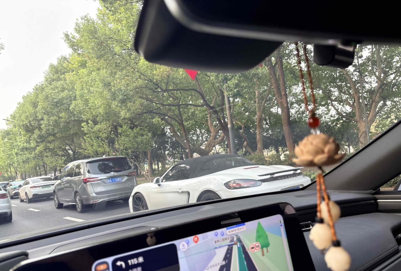 某米再怎么模仿，哪怕说每一个细节都不是抄袭的，但是保时捷911还是永远的神。
路