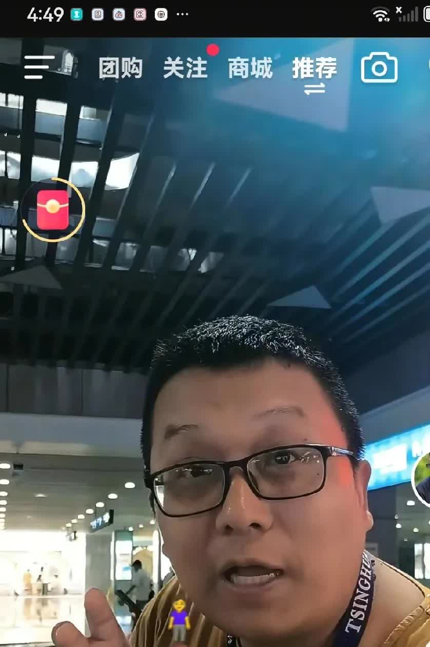全国著名的导游小黑诸鸣去杭州火车东站接团，曝光火车站漏雨的问题。
没错火车东站