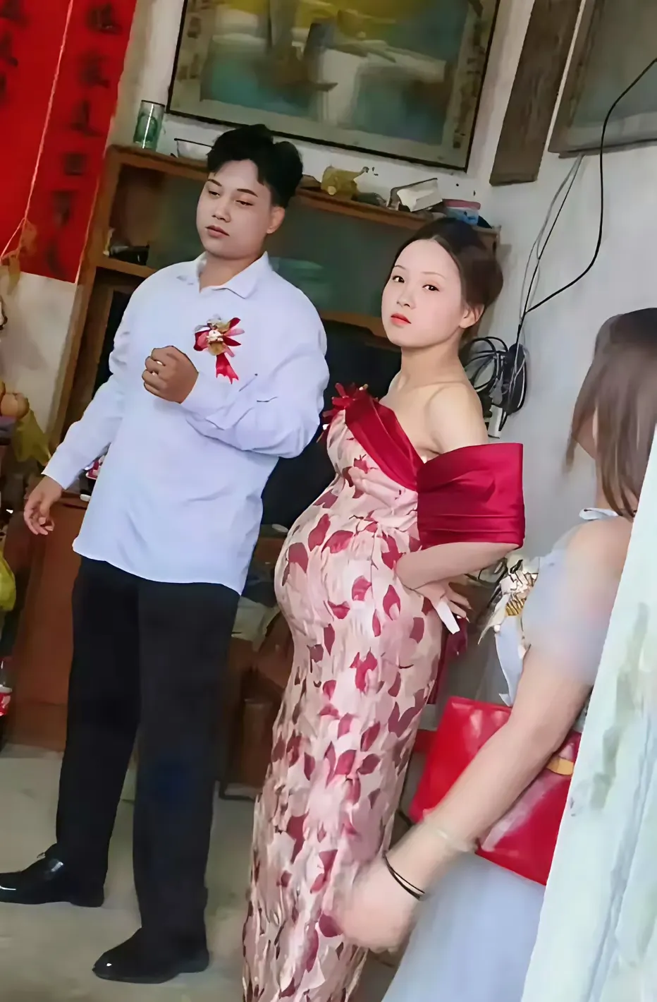 这样的婚礼仪式还有什么意义？
新娘的肚子最少也七、八个月大了吧！这在一起不知多长
