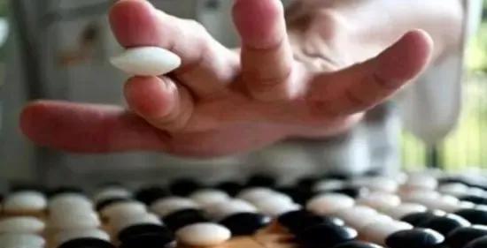 美国的行为模式像是玩扑克，玩了一把又一把，又快又短，还能重开，这一盘不管上一盘的