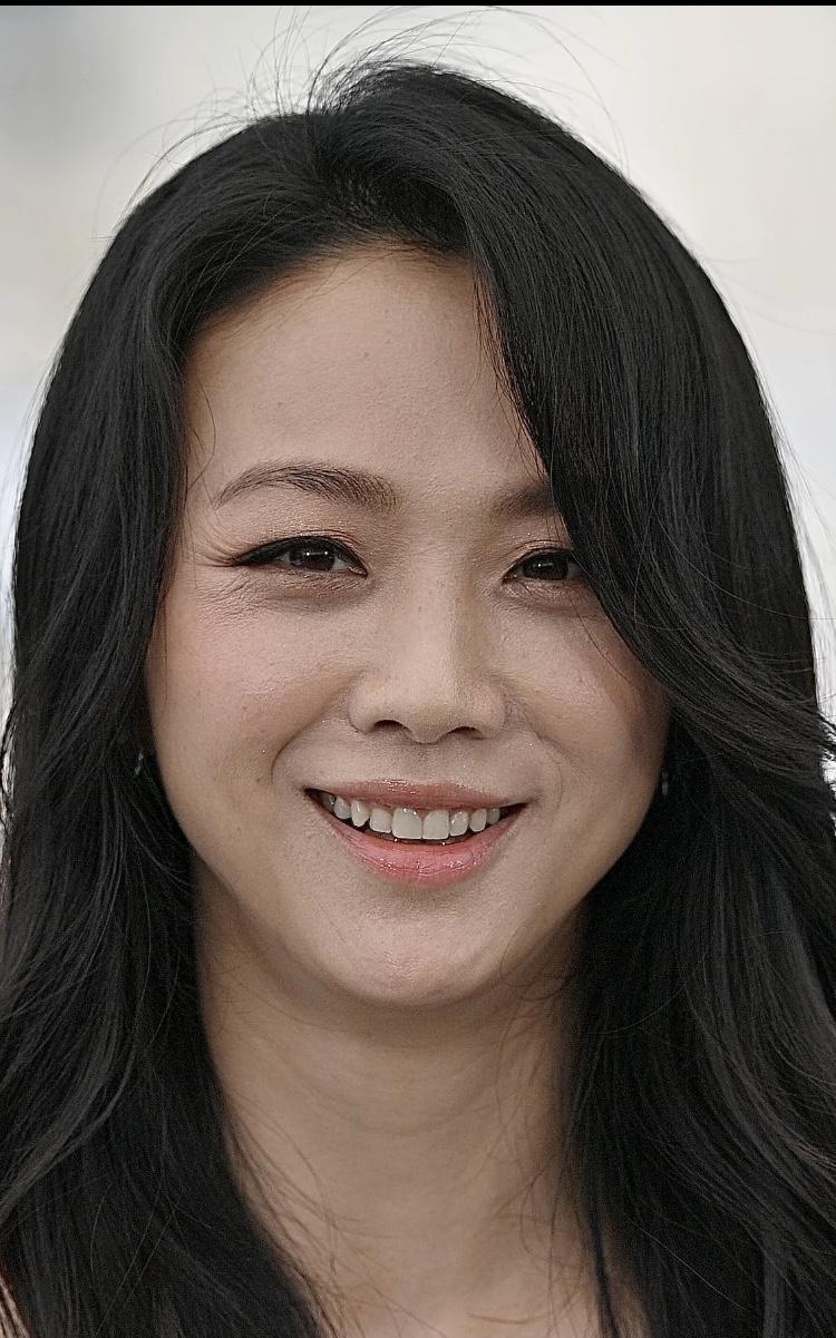 这是汤唯的真实颜值，厚厚的粉底也遮不住她的皱纹，化妆还不如素颜好看！
老实说汤唯
