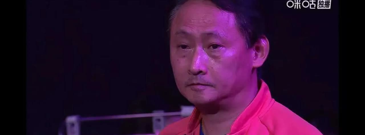 张本智和夺冠后，他的父亲张本宇热泪盈眶，儿子终于在三连败王楚钦之后取得了胜利，这