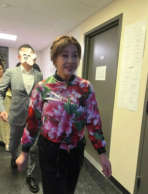 最近，75岁刘晓庆在短剧里和37岁男演员演情侣，一下成了热门话题，网友们讨论得热