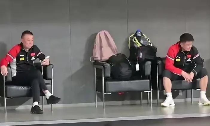 都说他俩不该笑，
多哈男双剩独苗，
女双也只剩独苗。
一王一马却说，
肖指也只剩
