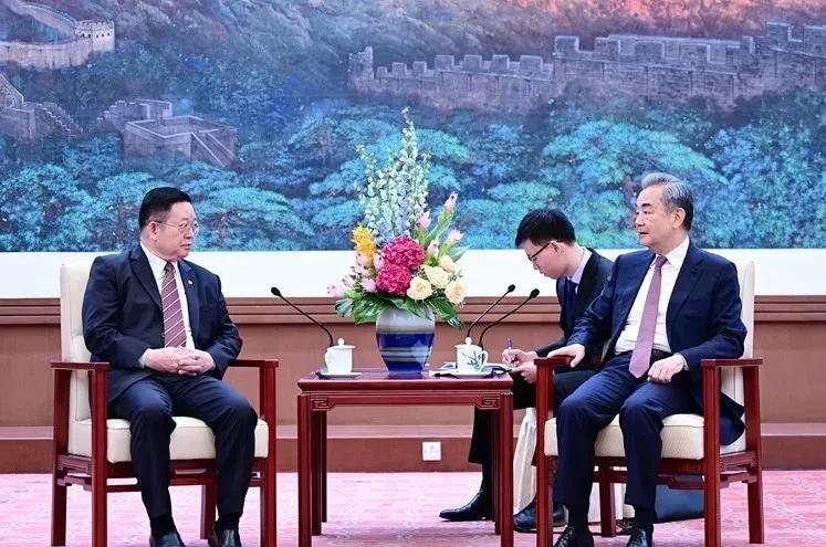 泰柬冲突，柬埔寨求助中国，让“主持公道”。中国官方回复，让柬埔寨惊出一身冷汗。两