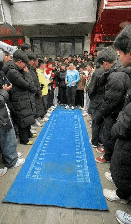 这位年轻人的垂直弹跳，着实令人惊叹！至少也有两米五以上！他身手矫健，动作敏捷，宛