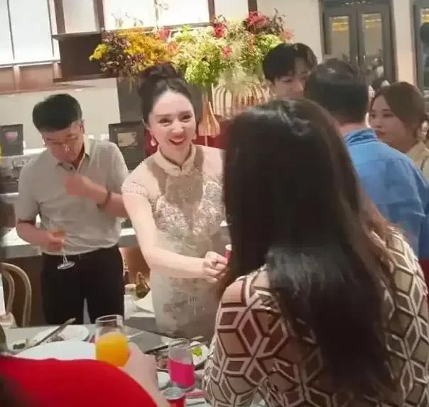 董璇新婚夜秒变“室友”？分房睡的真相竟是小棉袄的“防爹雷达”！
（先导片一出，全