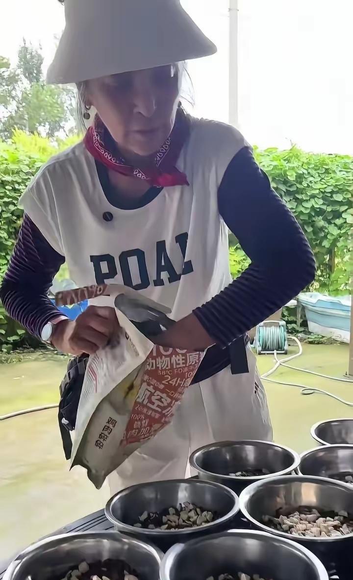 你能认出，这位接地气的大妈是哪位，女演员吗？
