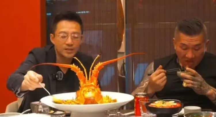 汪小菲他本人已经意识到了，
他虽然是一个有名富二代，
但是他认识自己有个特别的问