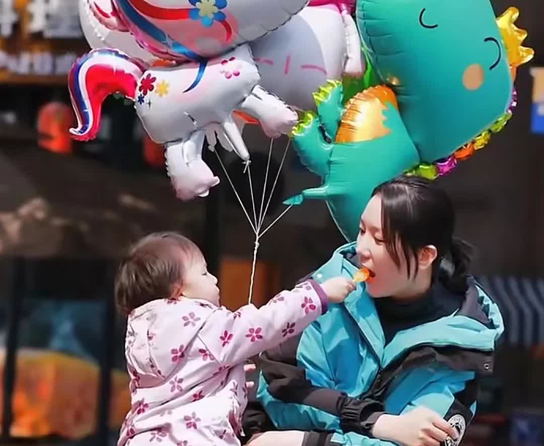 一位90后的轮椅单亲妈妈，远离家乡摆摊养孩子，孩子就是她坚强的后盾，这是多么负责