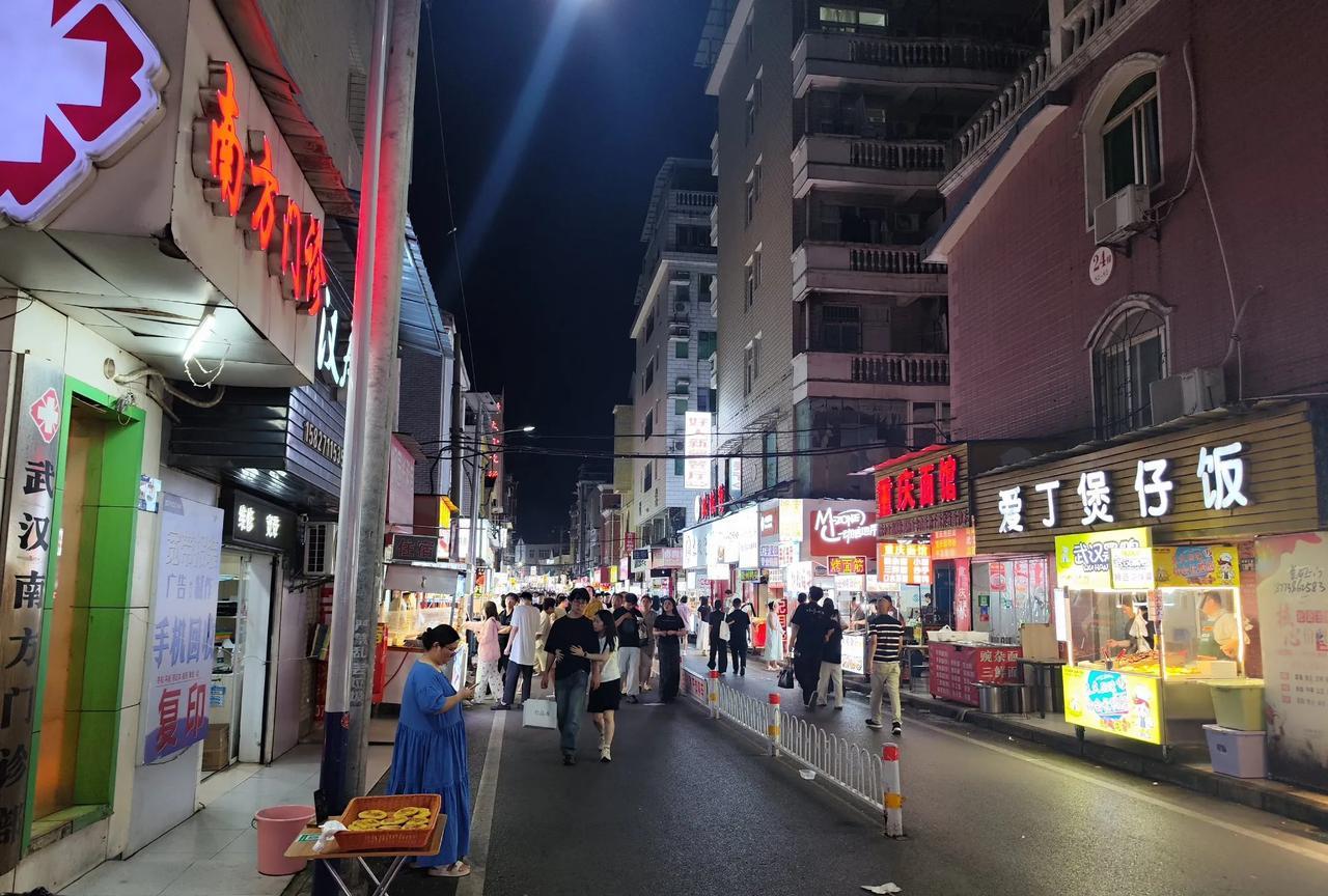 从小吃街的规模、特色来说，个人认为武汉的财大小吃街是武汉小吃街的天花板。
它的“