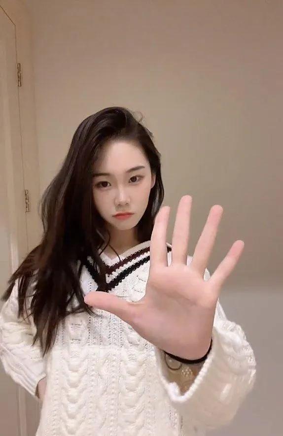 曝郑恺小姨子刷他卡买8万包引家变？本人火速回应：从来没花过他们的钱！
近日，有爆