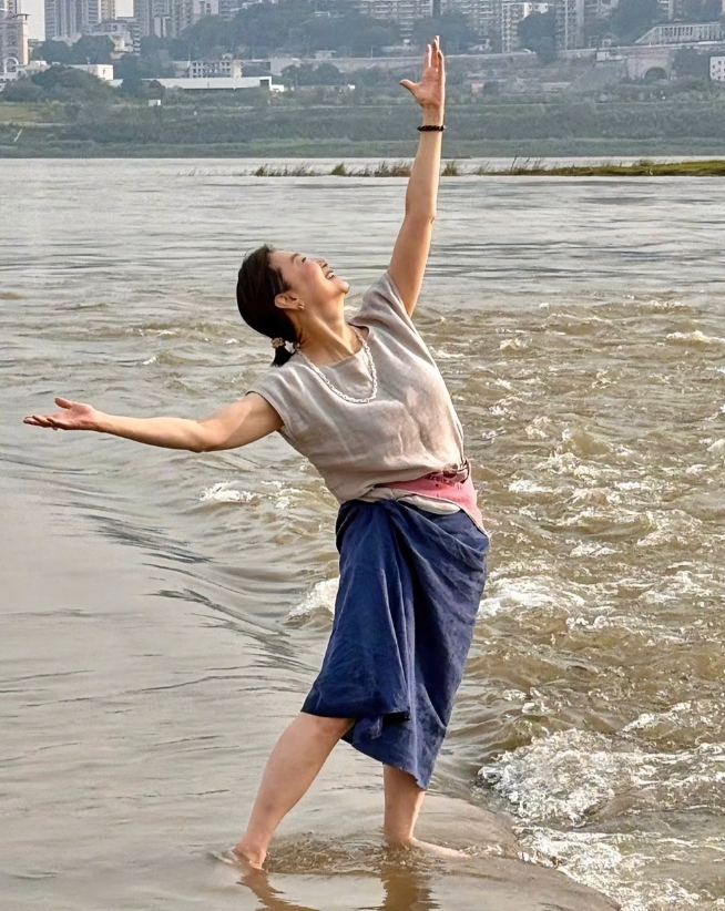 原来，她和普通老太根本没区别！
香港影坛传奇林青霞畅游重庆，心情愉悦到难以言表，